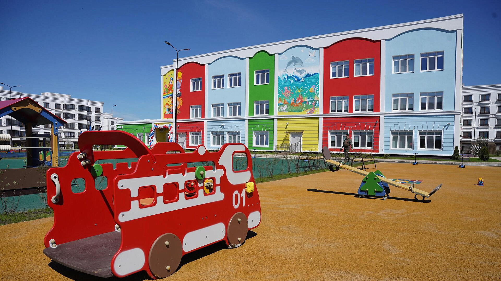 Путин поручил провести мониторинг мер по продлению работы детсадов