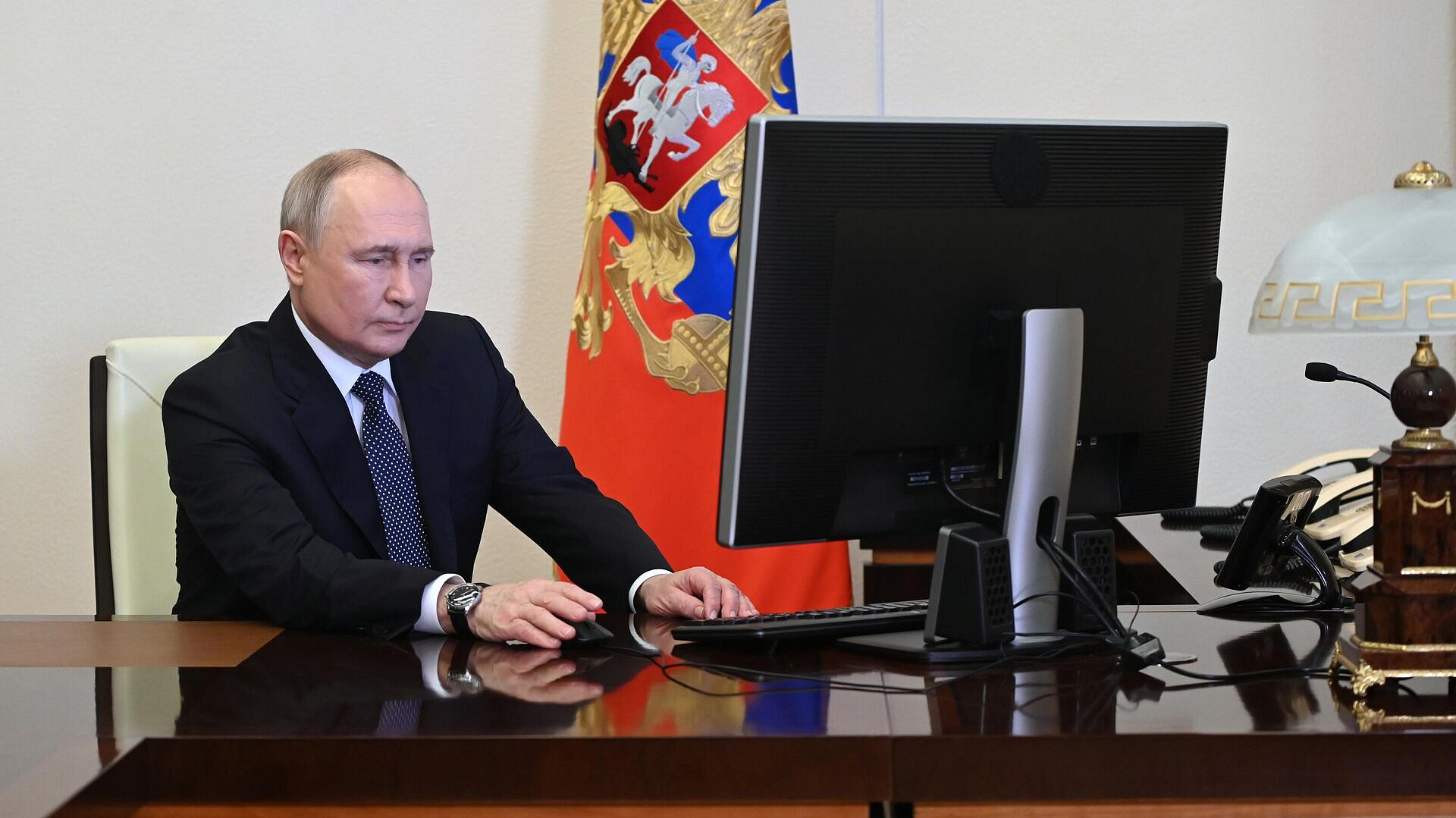 Опубликовано видео работы Путина в первые минуты теракта