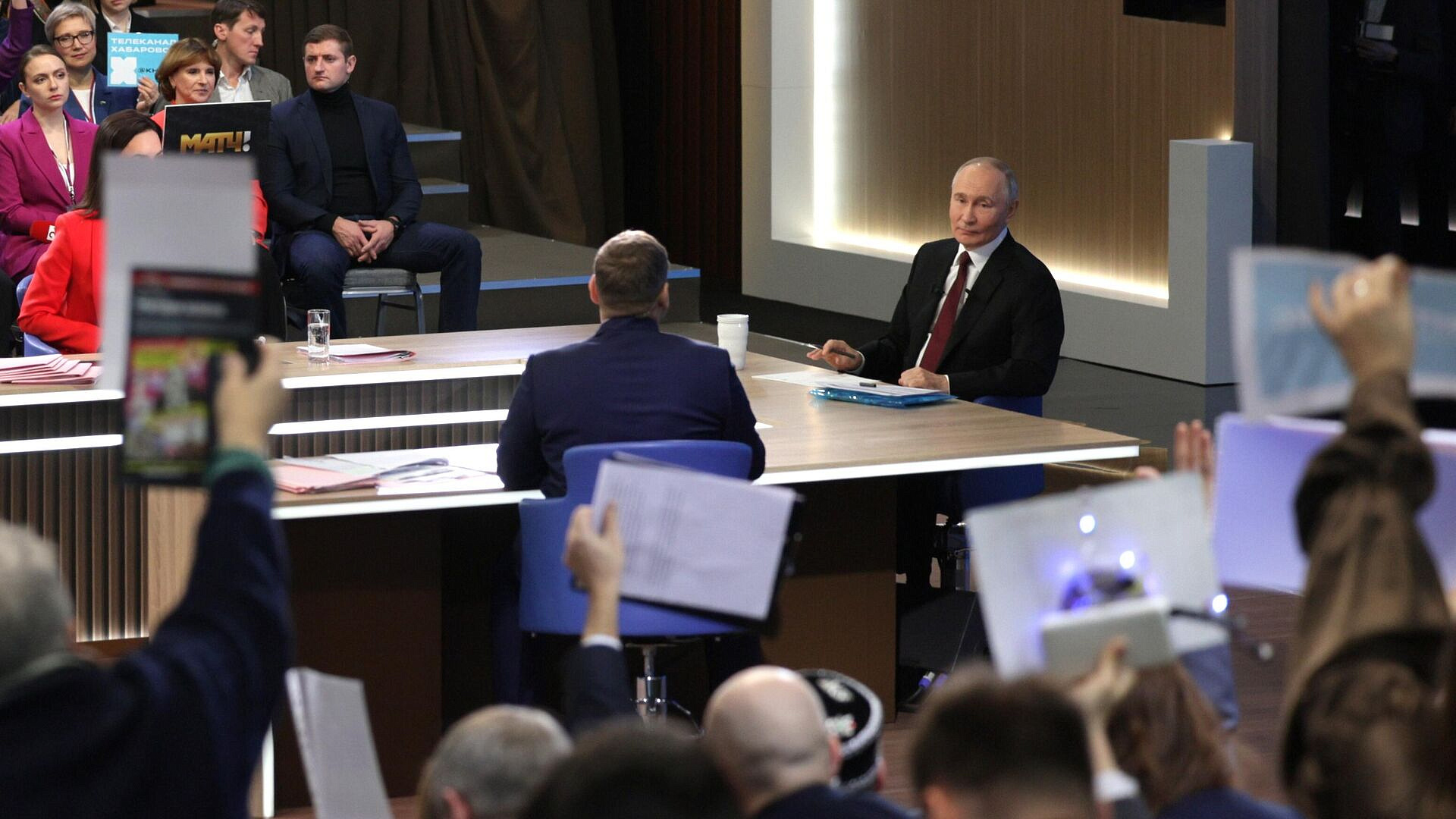 Путин призвал укреплять миграционную работу