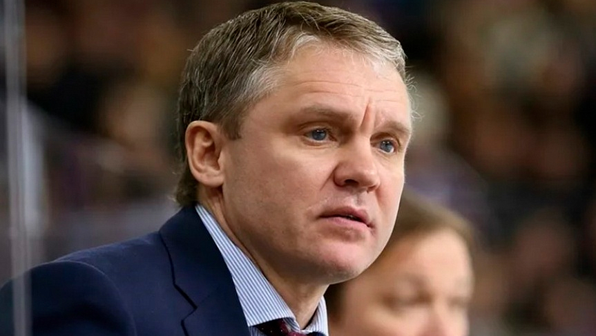 Тренеру "Авангарда" попали шайбой в голову по ходу матча КХЛ