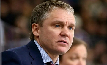 Тренеру "Авангарда" попали шайбой в голову по ходу матча КХЛ