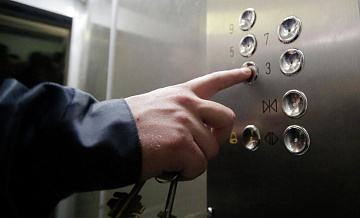 В Калининграде в жилом доме упал лифт с людьми