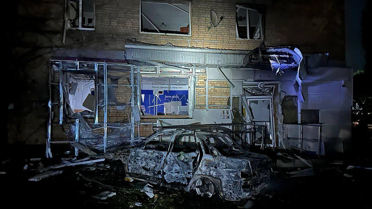 В Курске жителей дома, поврежденного украинской ракетой, перевезут в ПВР