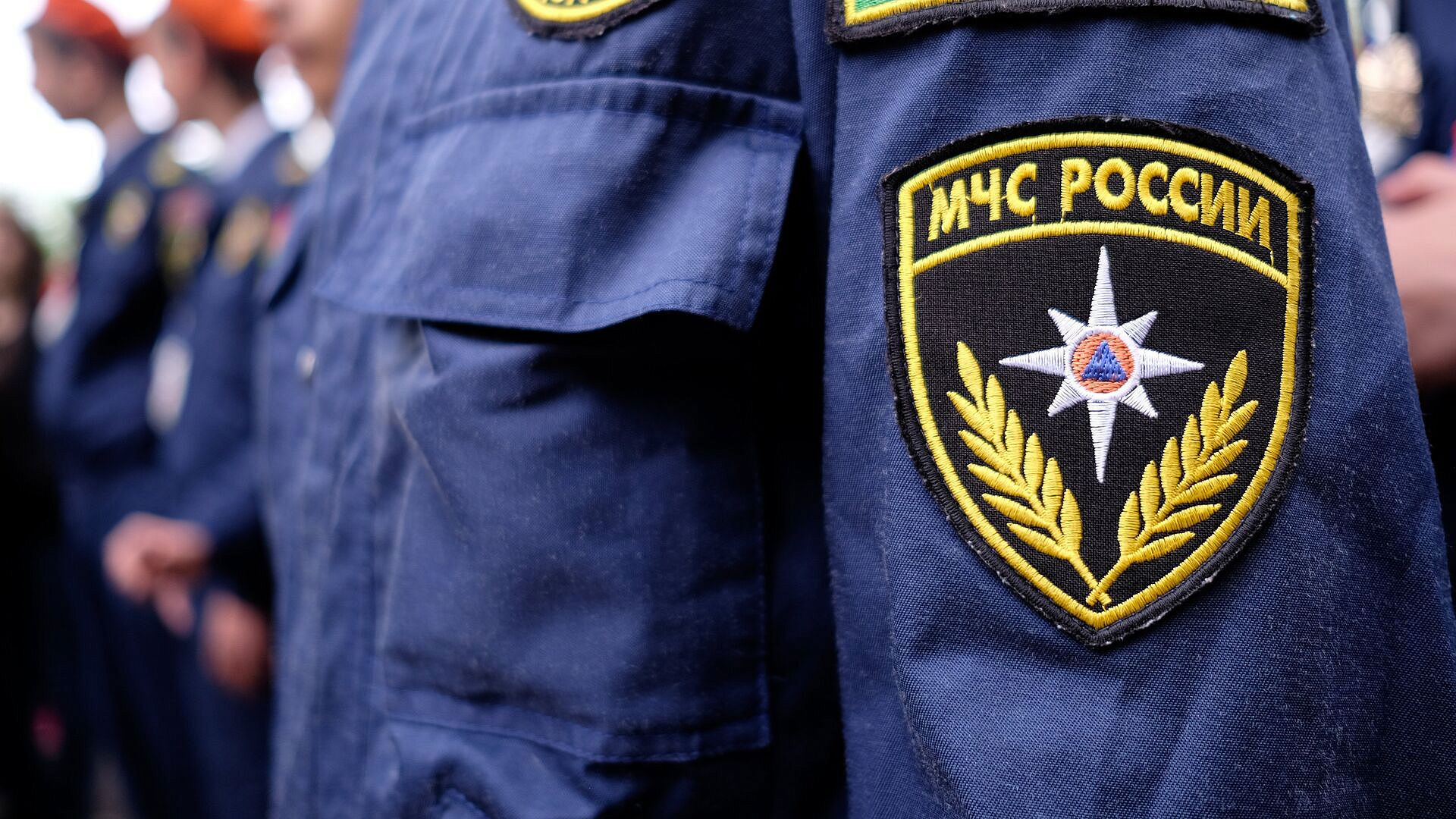 В ХМАО ветер сорвал кровлю с многоквартирного дома