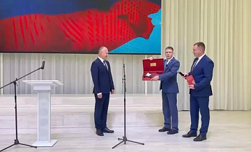 Новому мэру Усть-Илимска подарили Конституцию, кнут и пряник