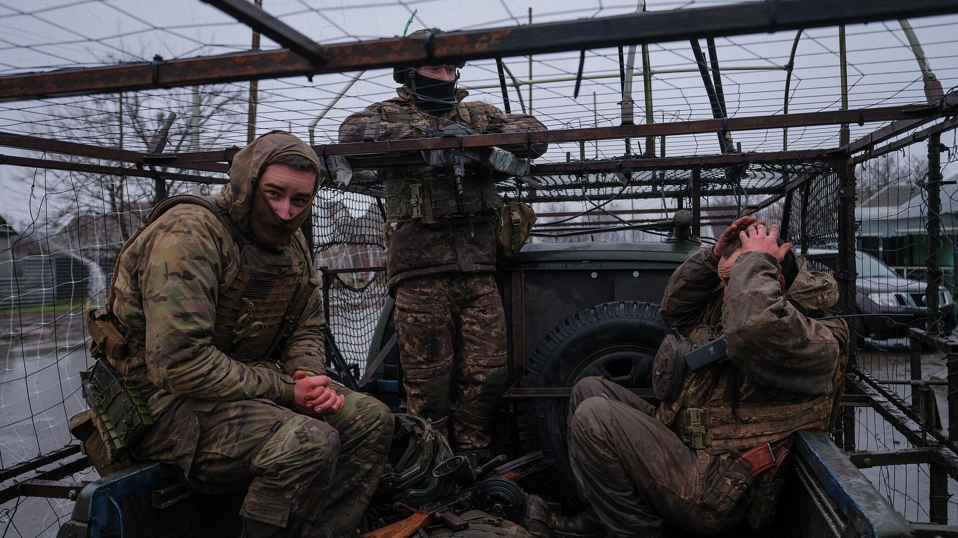 ВСУ вынуждены проводить ротацию пешком под Харьковом, рассказал военный