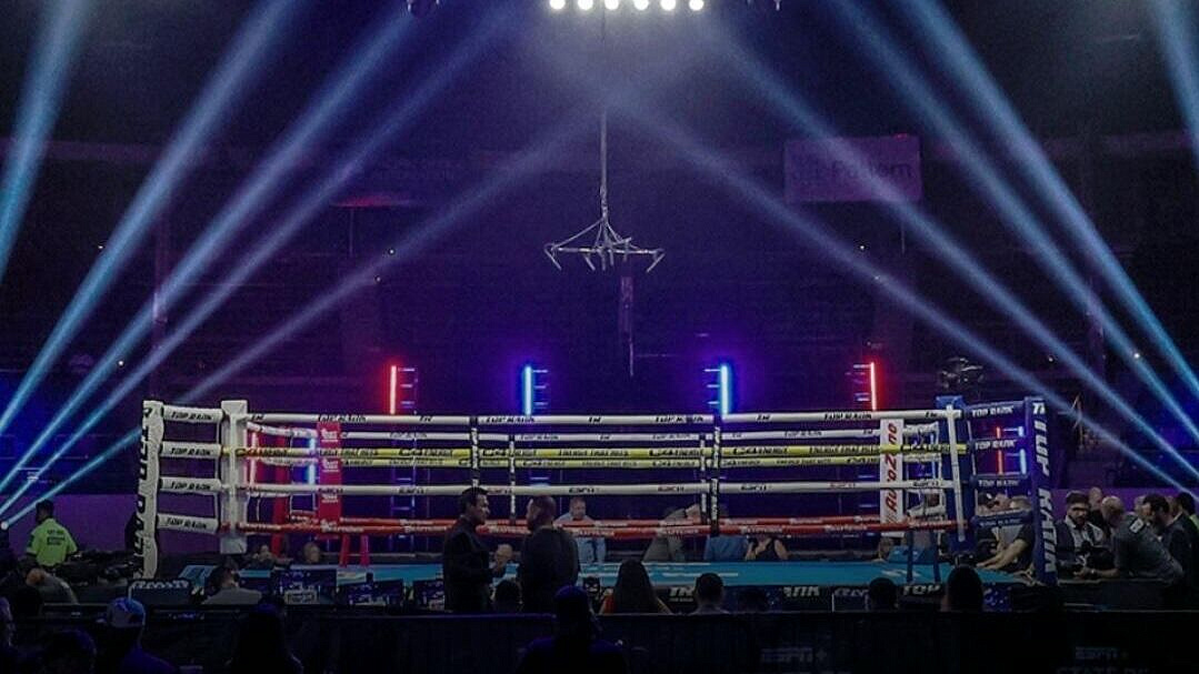 Американский боксер Джордж потерял сознание во время боя