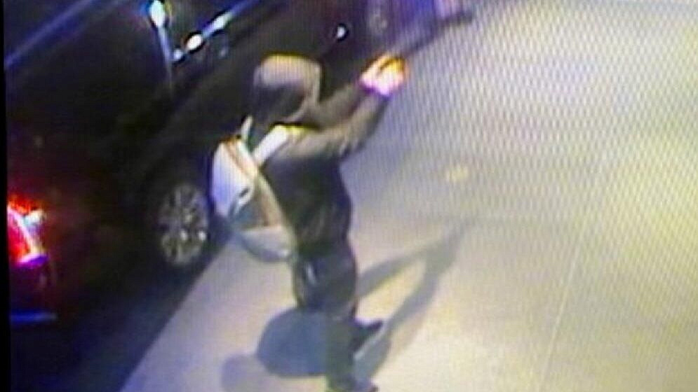 Полиция Нью-Йорка ищет подозреваемого в убийстве главы UnitedHealthcare