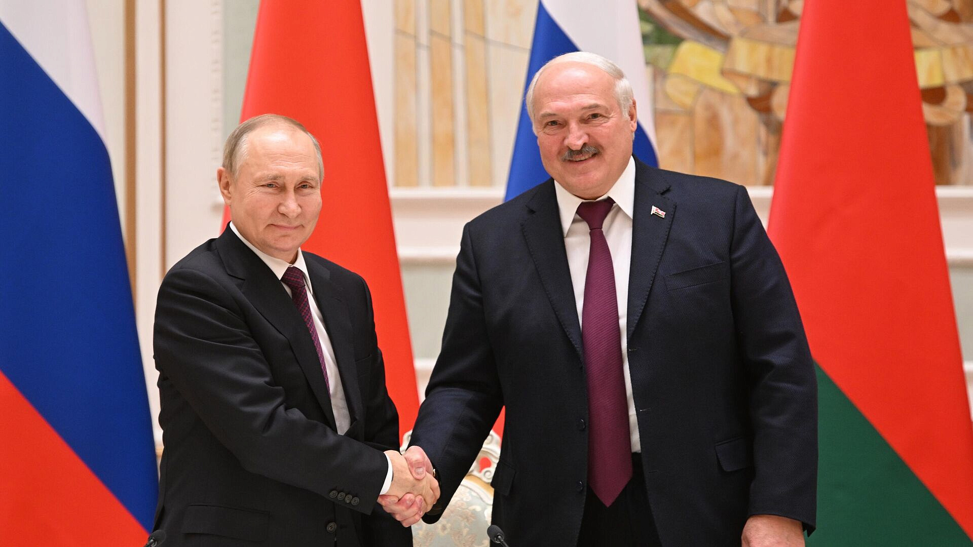 Путин и Лукашенко перемещаются по Волгограду на одном "Аурусе" Путин и Лукашенко перемещаются по Волгограду на одном "Аурусе"