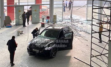 В Сочи водитель перепутал газ с тормозом и протаранил автосалон
