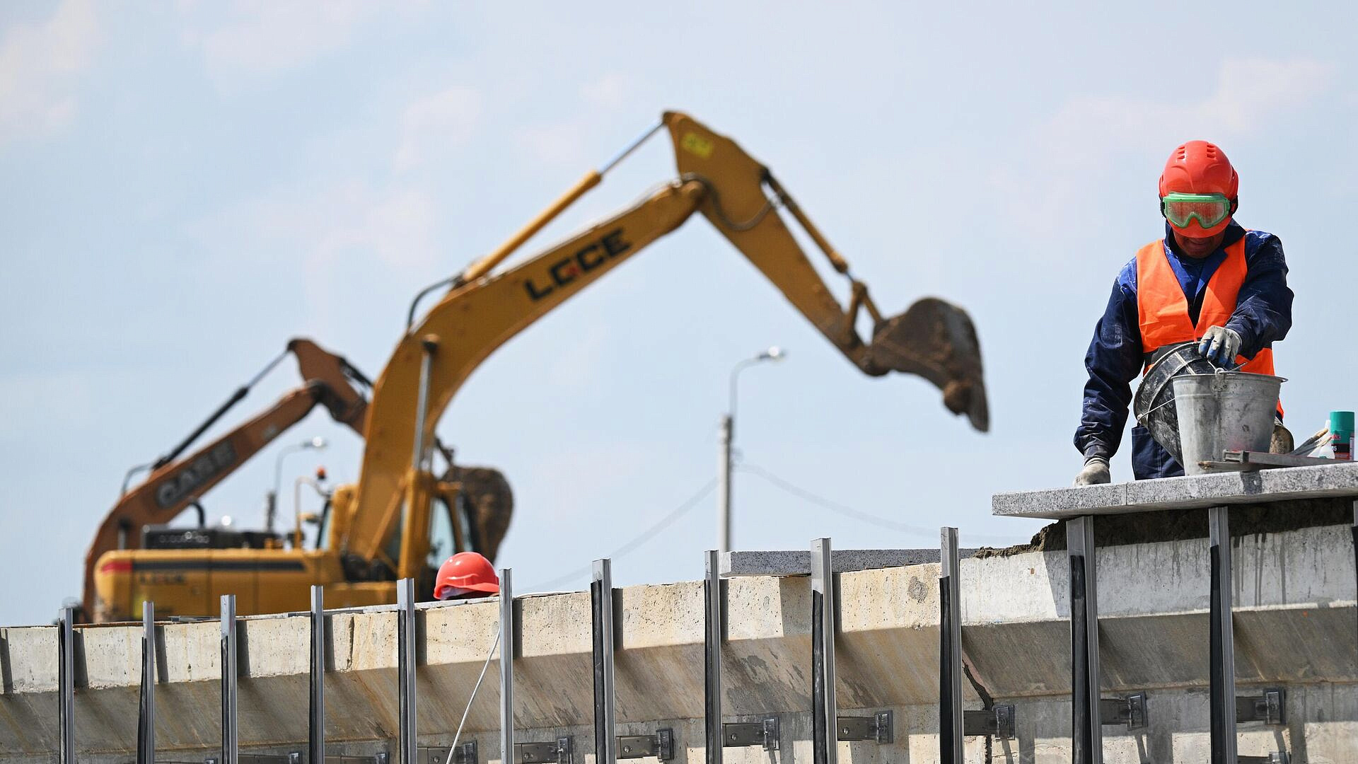 Российские силовики проверили более 300 мигрантов в результате рейда