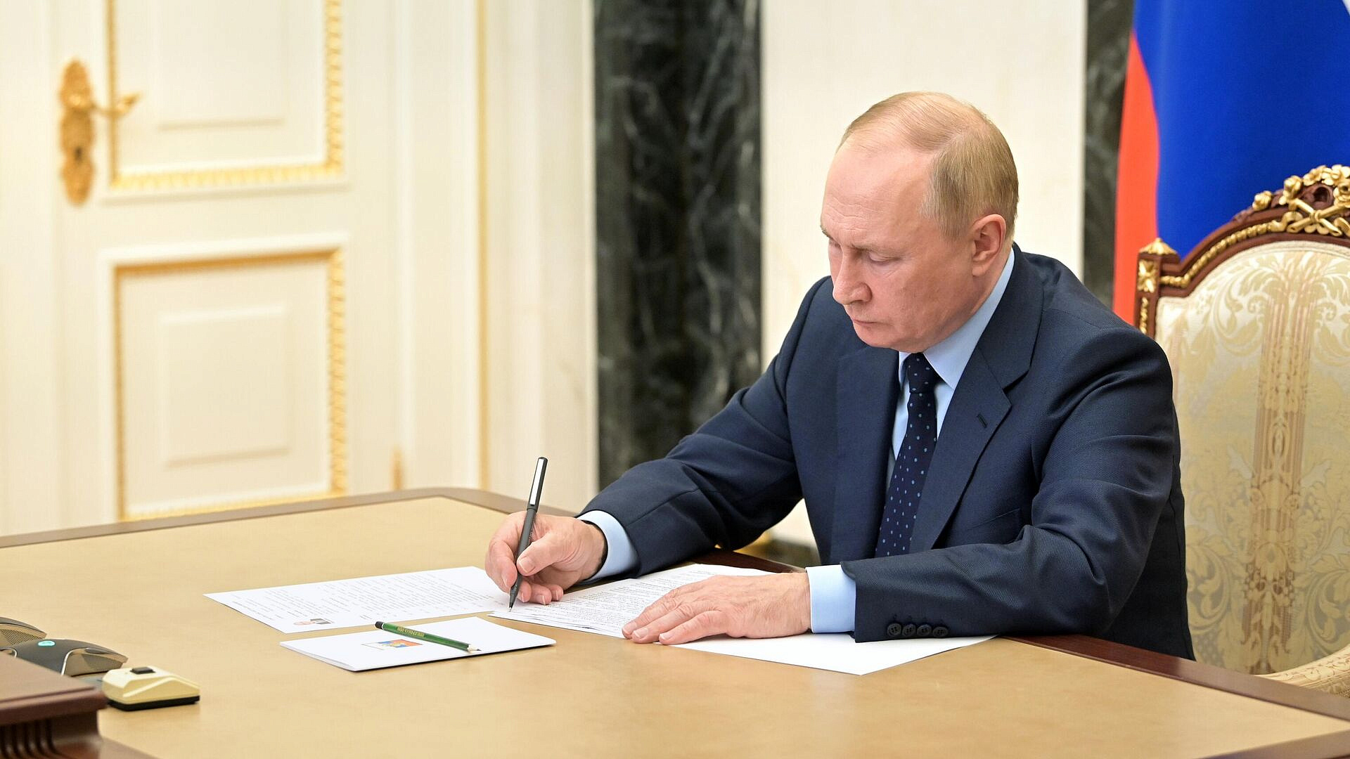 Путин присвоил пятерым россиянам звание Героя труда