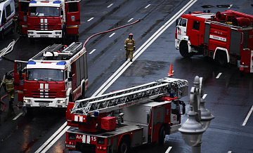 На западе Москвы горит склад