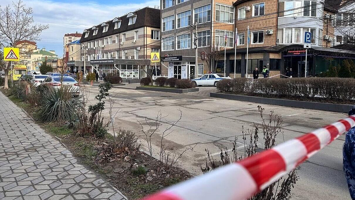 При стрельбе в техникуме Анапы пострадали два человека