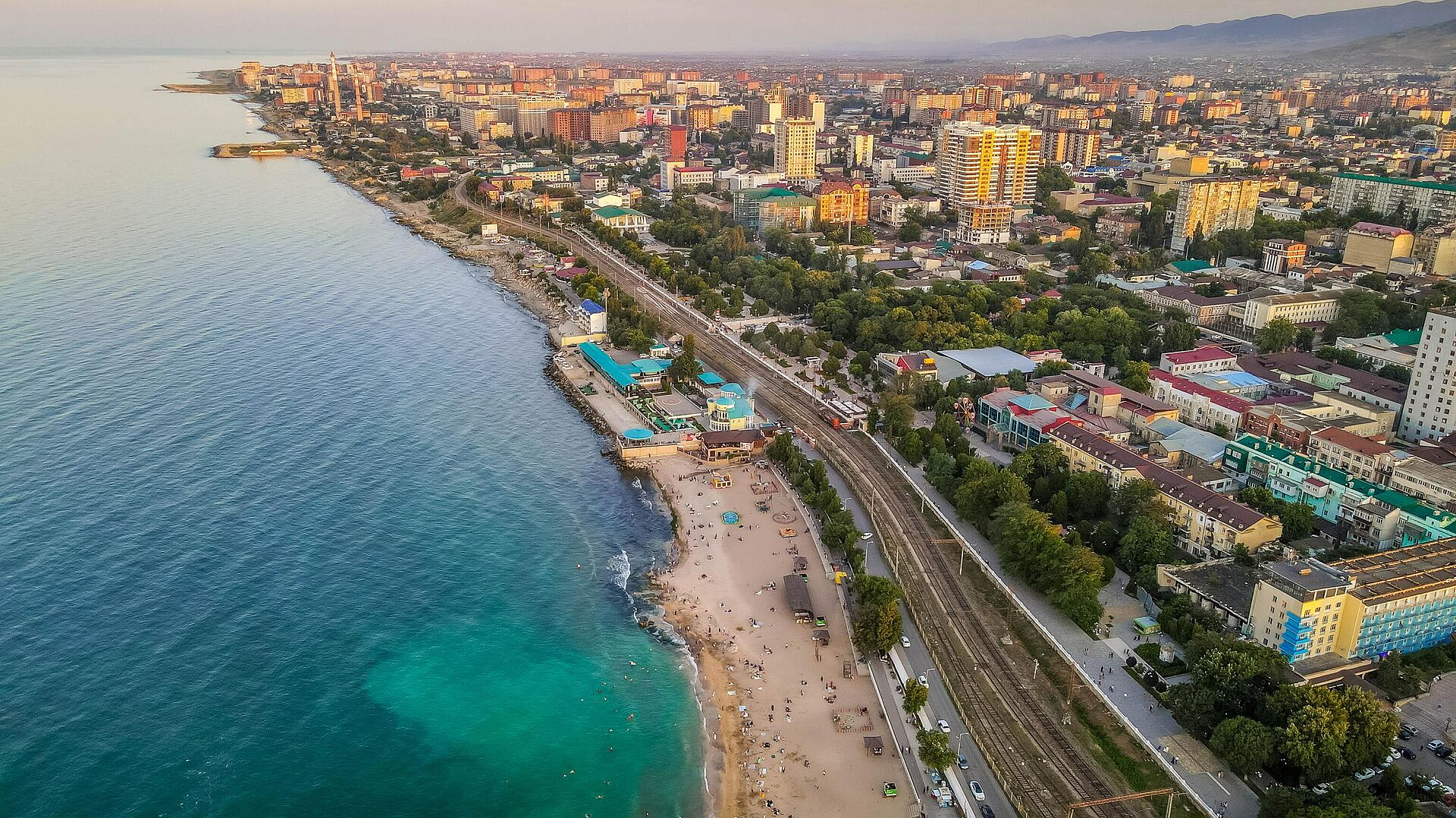 В Махачкале спасли 14 человек, купавшихся в море во время шторма