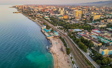В Махачкале спасли 14 человек, купавшихся в море во время шторма