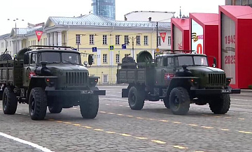 В Екатеринбурге впервые представили современную военную технику на параде В Екатеринбурге впервые представили современную военную технику на параде