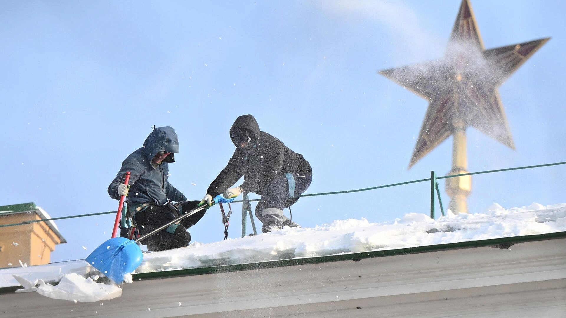 В Москве в круглосуточном режиме устраняют последствия снегопада