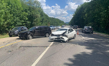 В Краснодарском крае шесть автомобилей столкнулись на трассе