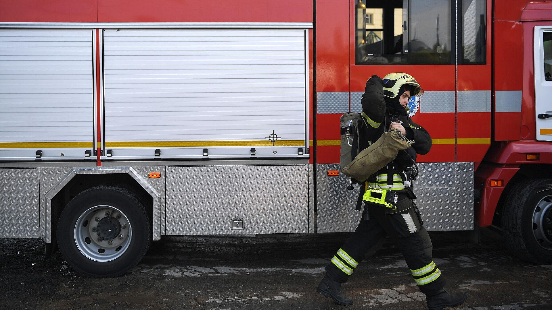 Пожар в хостеле в Москве разросся до 300 квадратов