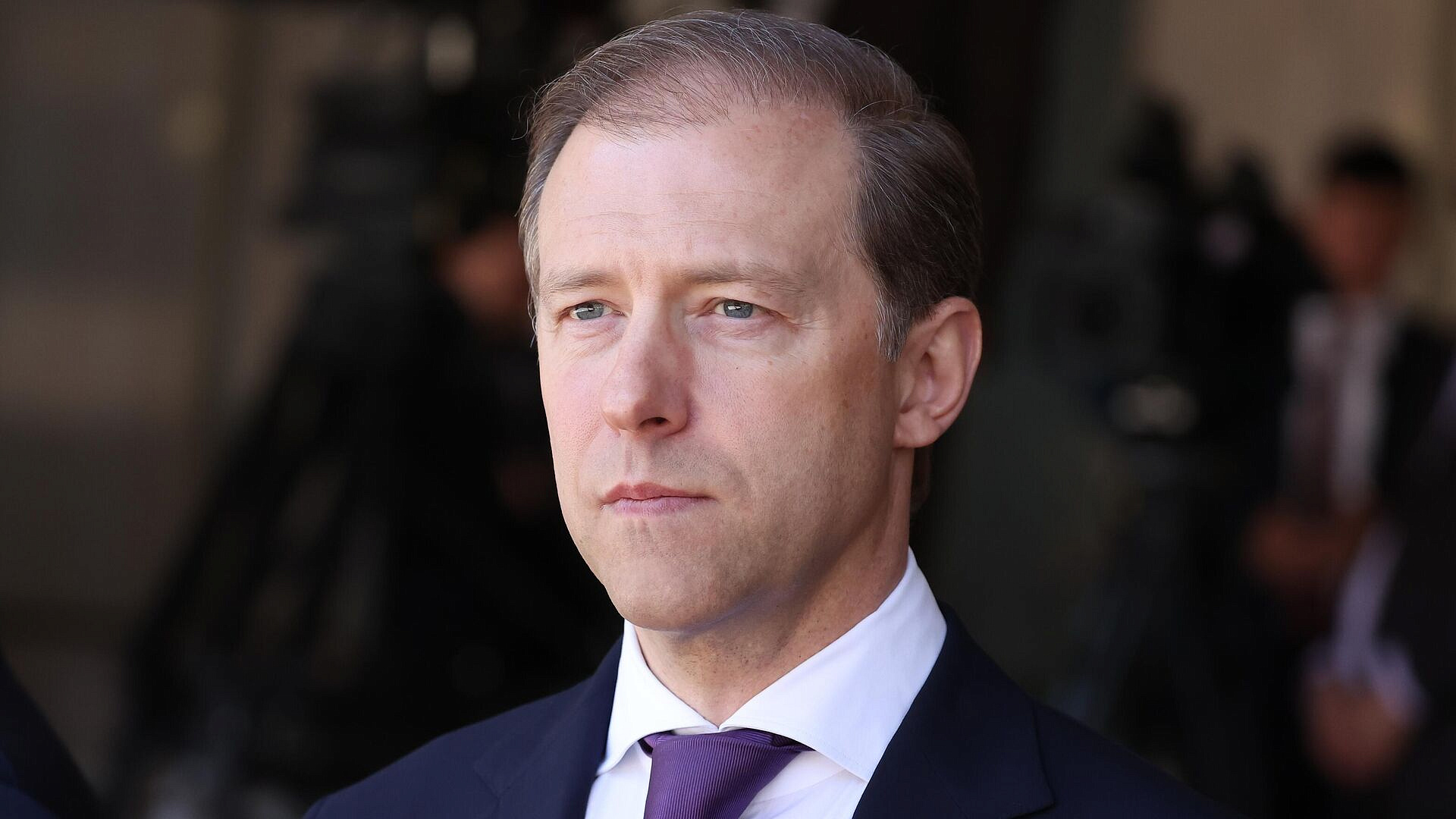 России нужно вывести на новый виток пилотируемую программу, заявил Мантуров