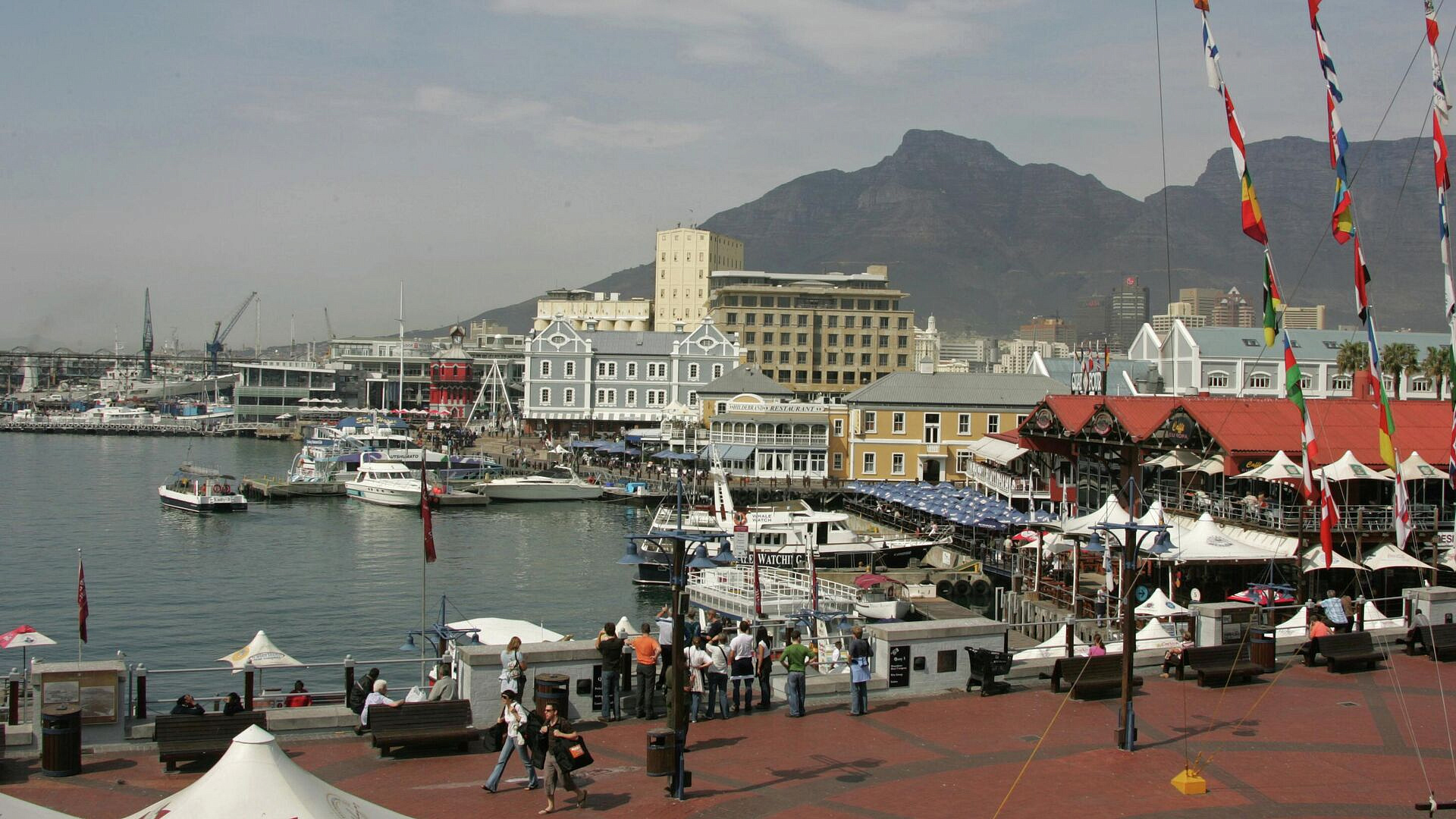 Застрявшие в ЮАР школьники обрадовались отмене рейсов, заявил директор