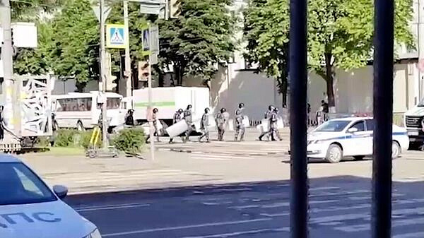 ОМОН покидает территорию ростовского СИЗО, где был захват заложников