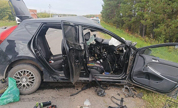 В Омске легковушка столкнулась с грузовиком, погиб человек