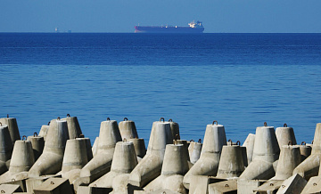 Загоревшееся в Японском море судно шло без груза, сообщил источник