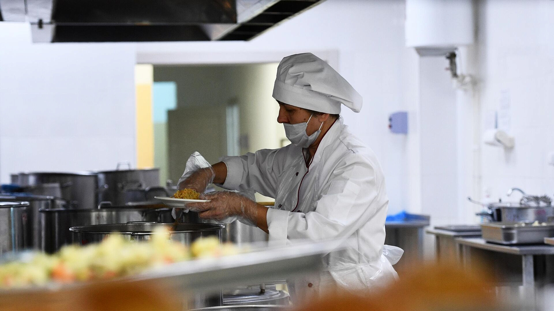 Врач назвала опасные для школьников продукты