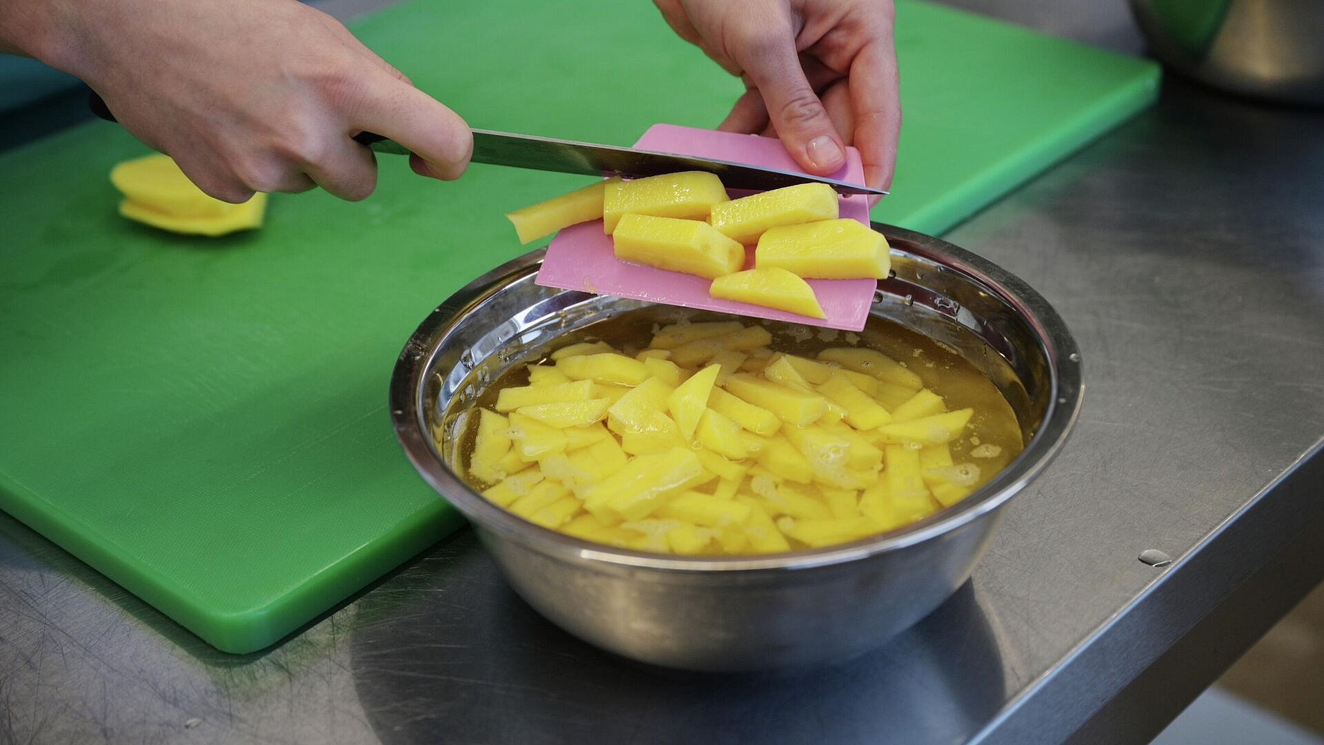 Раскрыто, кому работодатели чаще всего предлагают стажировки