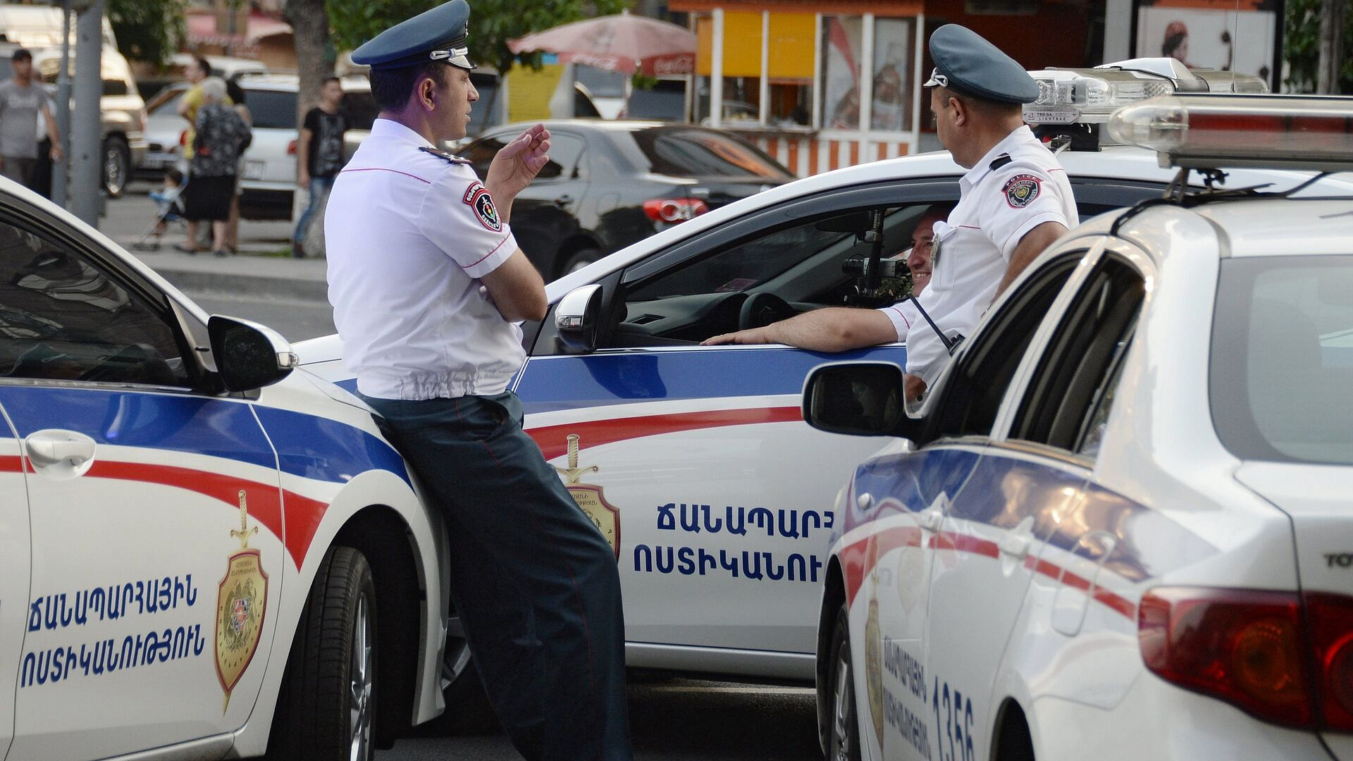 На собрании партии Карапетяна в Ереване задержаны трое человек