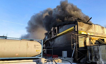 В МЧС назвали причину пожара в промзоне в Челябинске
