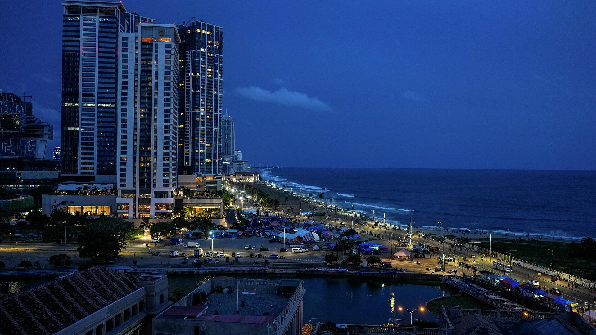 Посольство России решает вопросы застрявших на Шри-Ланке туристов