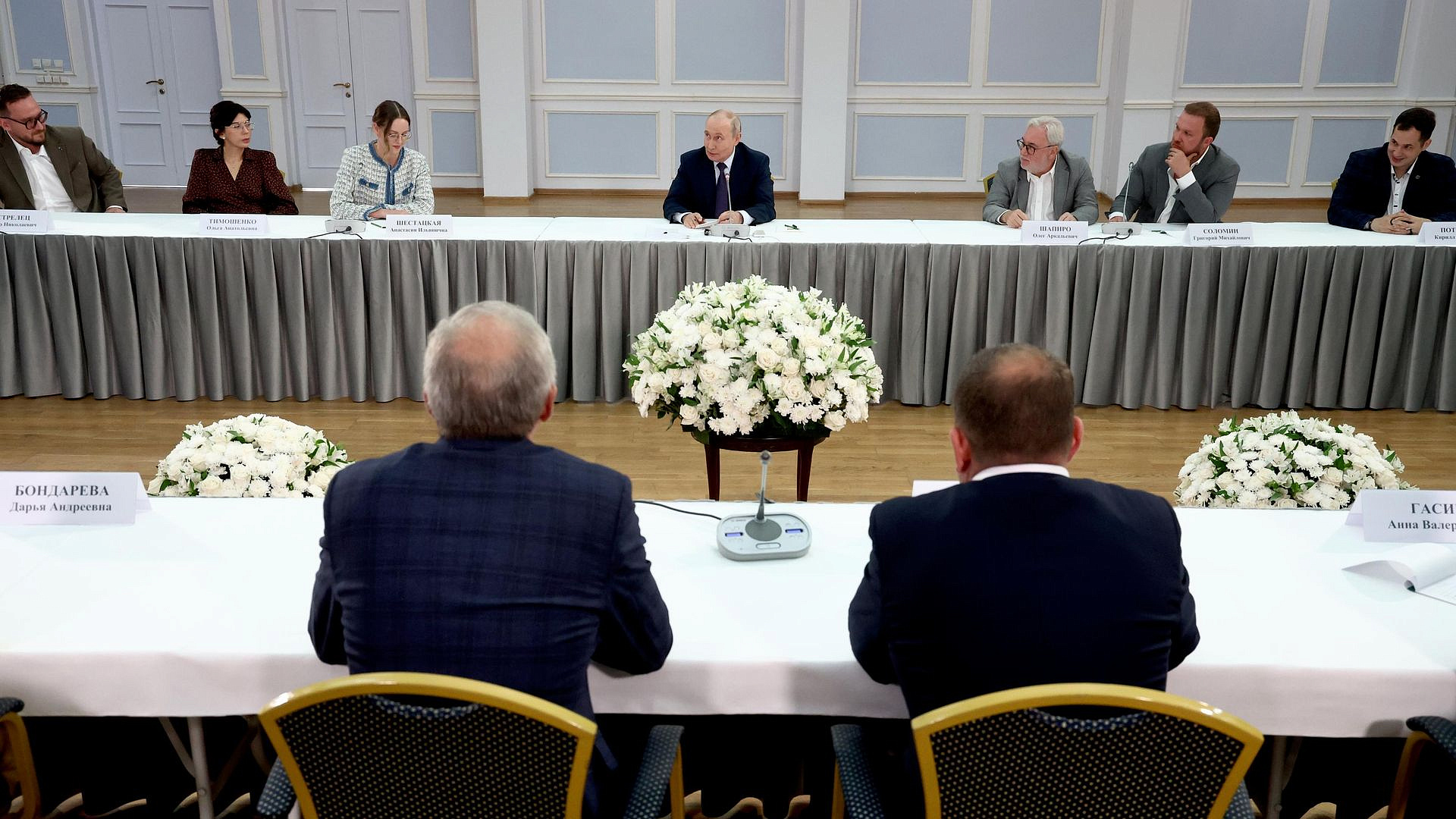 Путин назвал желание ходить в чистой обуви естественным