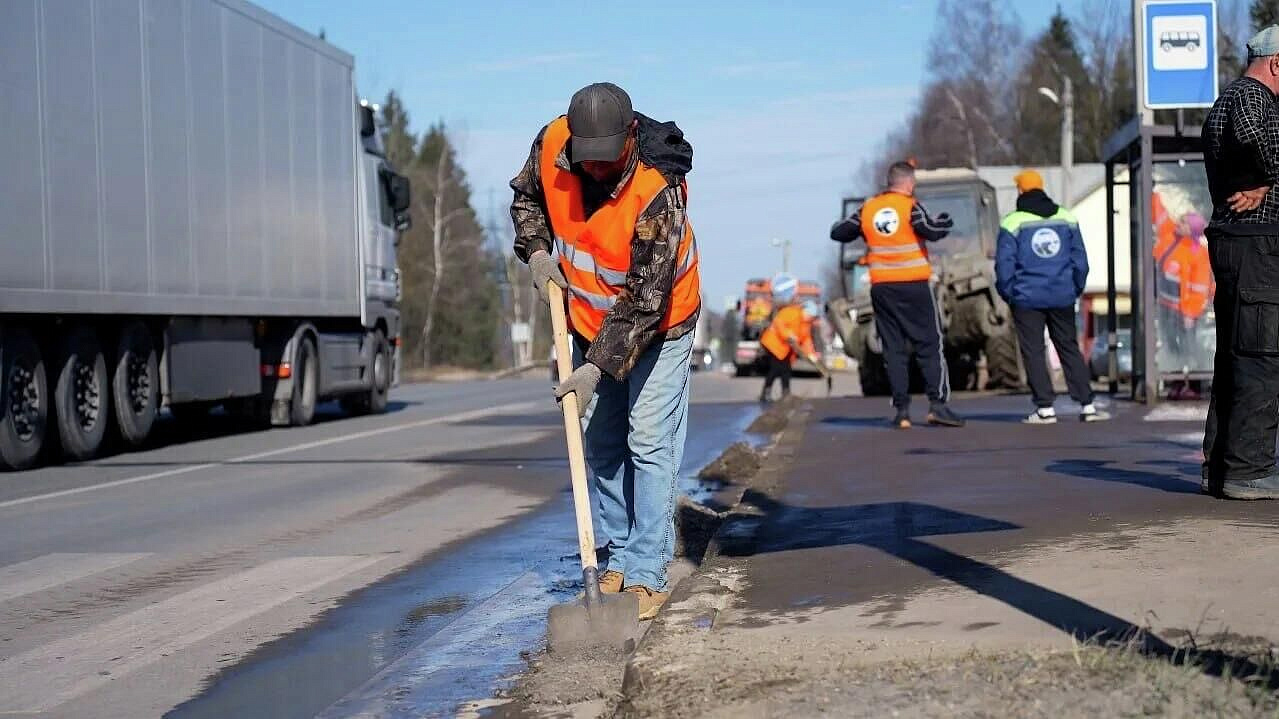Дорожные службы Московской области начали убирать дороги после зимы