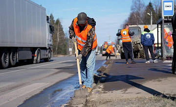 Дорожные службы Московской области начали убирать дороги после зимы