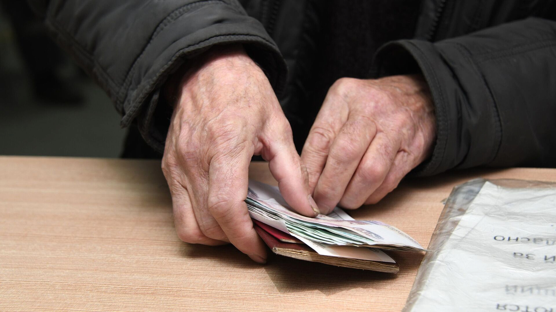 Бабушкам Кировской области будут платить "зарплату" за уход за внуками