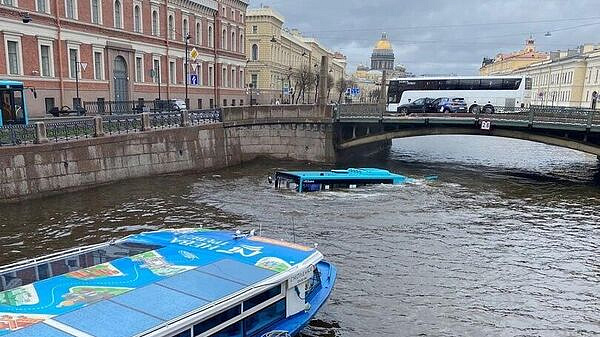 В Петербурге начали проверку в компании, автобус которой упал в реку
