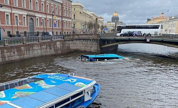 В Петербурге начали проверку в компании, автобус которой упал в реку