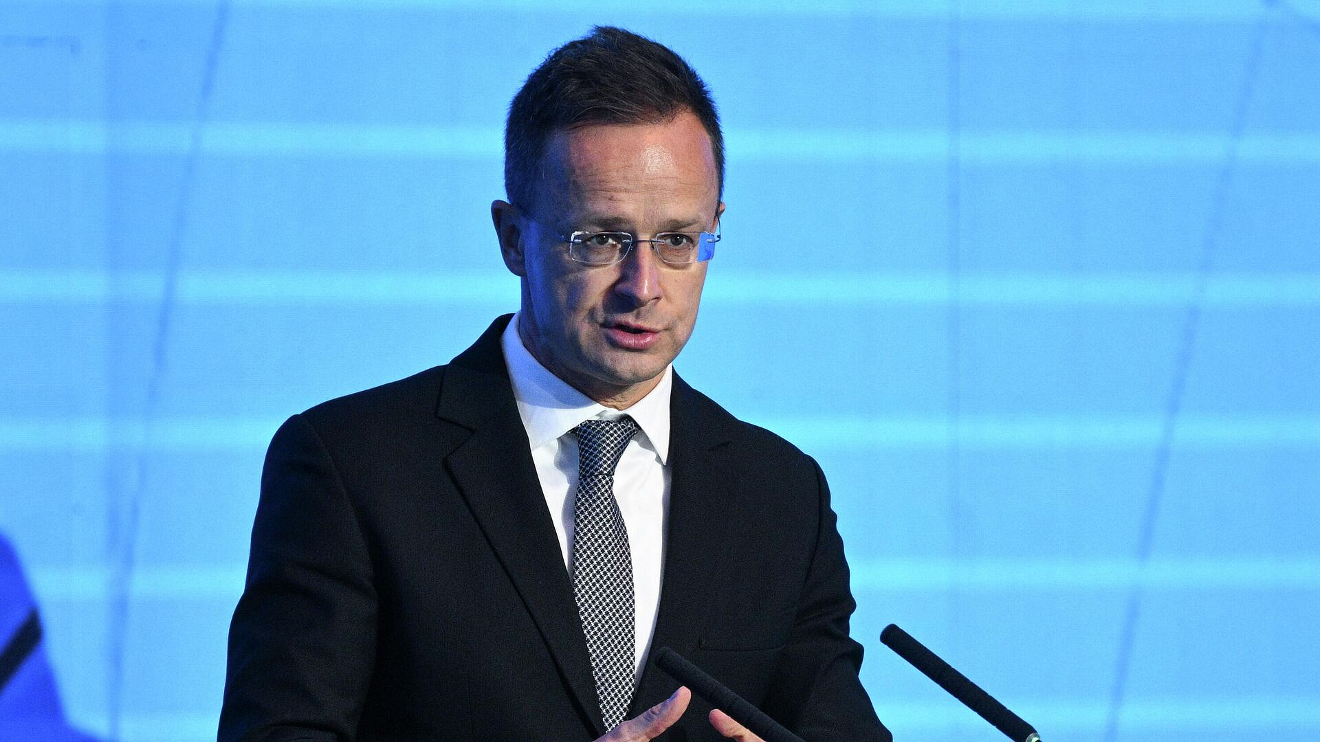 Украина требует от ЕС еще 155 миллиардов евро на армию, заявил Сийярто