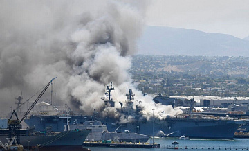 Пожар на корабле ВМС грозит США экологической катастрофой