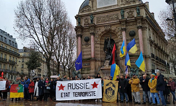 В Париже митингующих украинцев забросали яйцами