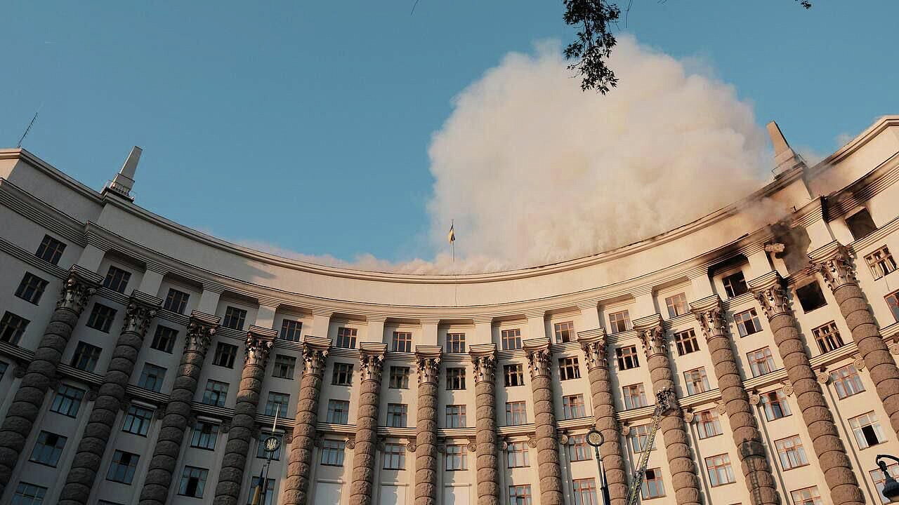 Рогов назвал возможную причину пожара в здании кабмина Украины