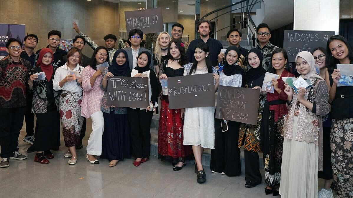 Индонезийские блогеры украсили дома плакатами с цитатами Путина