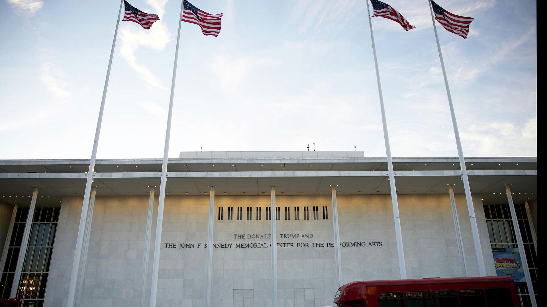 Трамп объявил о планах реконструкции Кеннеди-центра