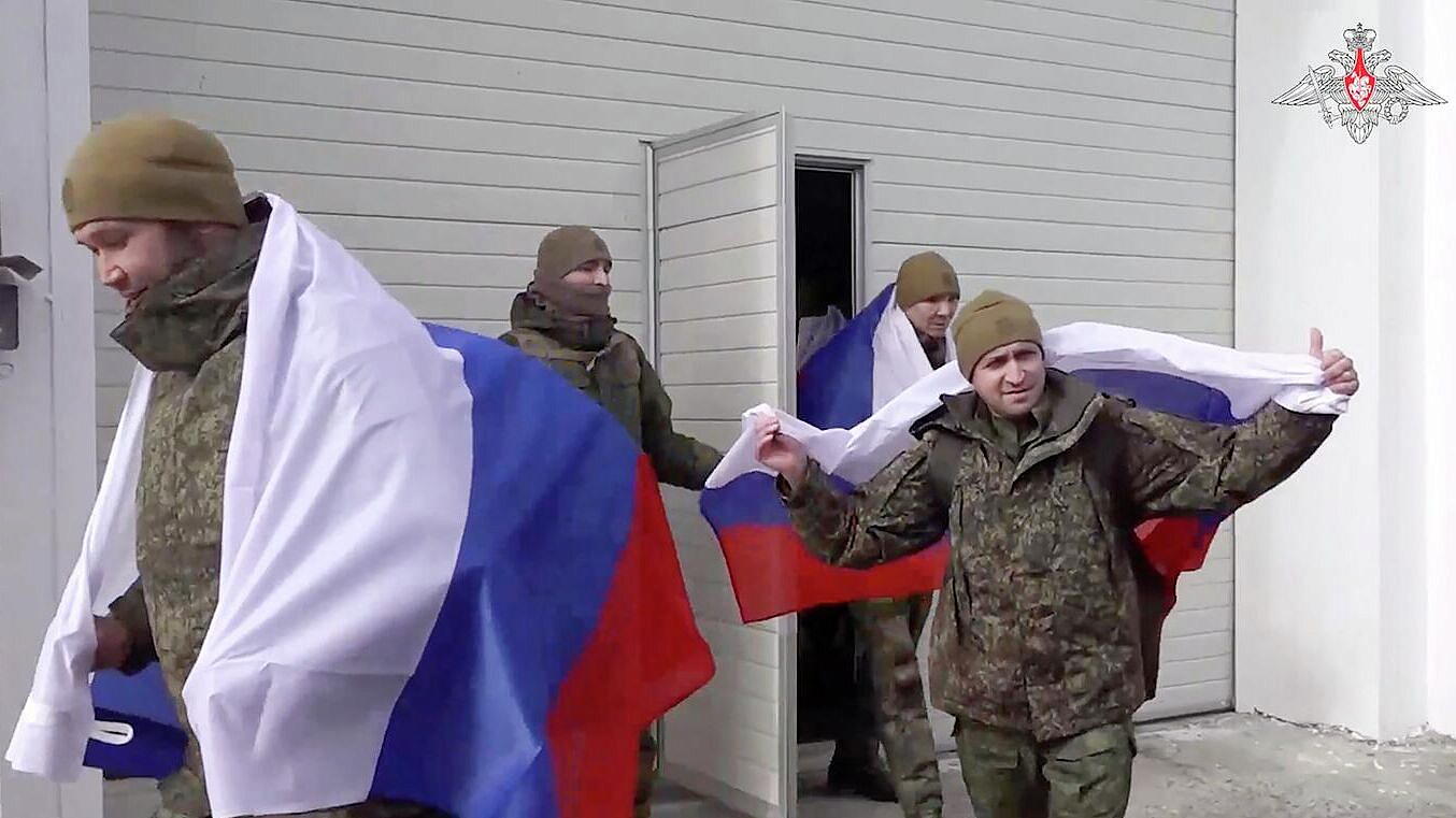 Спасенный из плена боец рассказал, что полюбил Россию еще больше