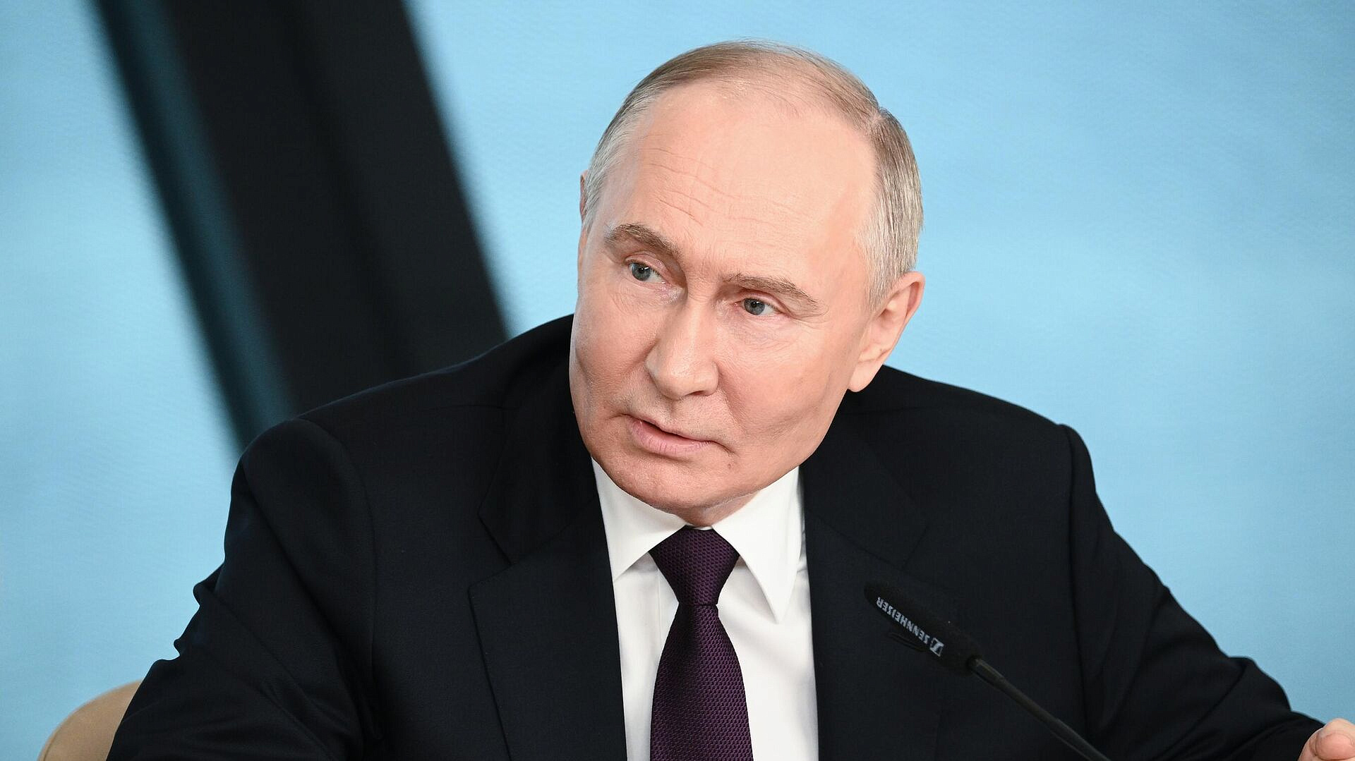 Путин запретил использование западных сервисов по информбезопасности
