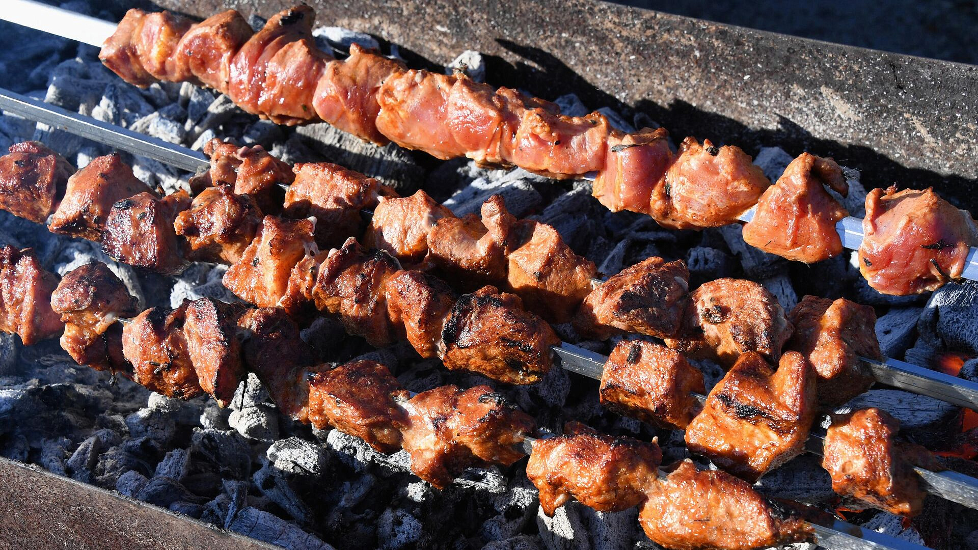 Врач рассказала, кому следует ограничить употребление жирных сортов мяса