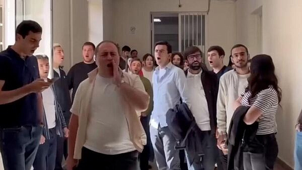 Протестующие в Армении проводят шествия по улицам Еревана